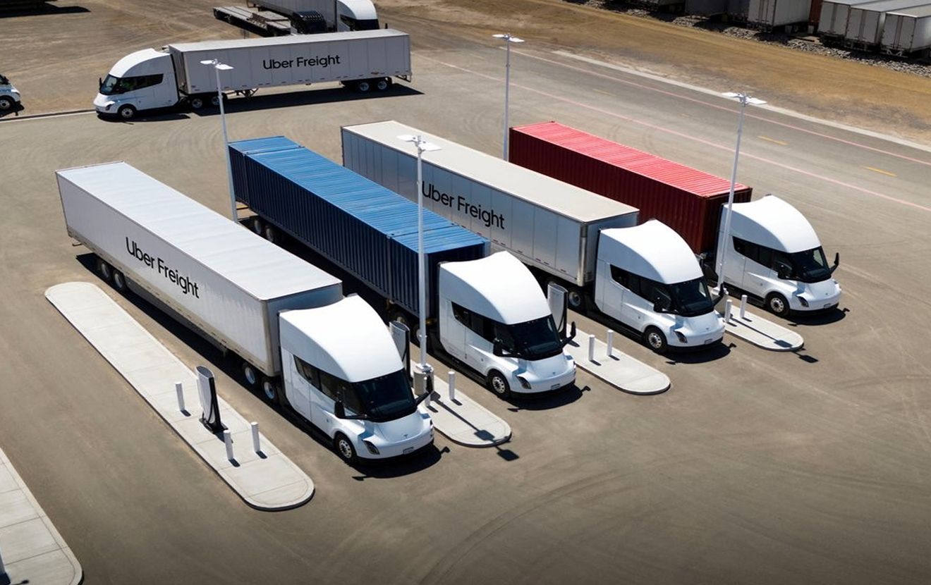 Перша пішла: Tesla запустила серійне виробництво електровантажівки Semi