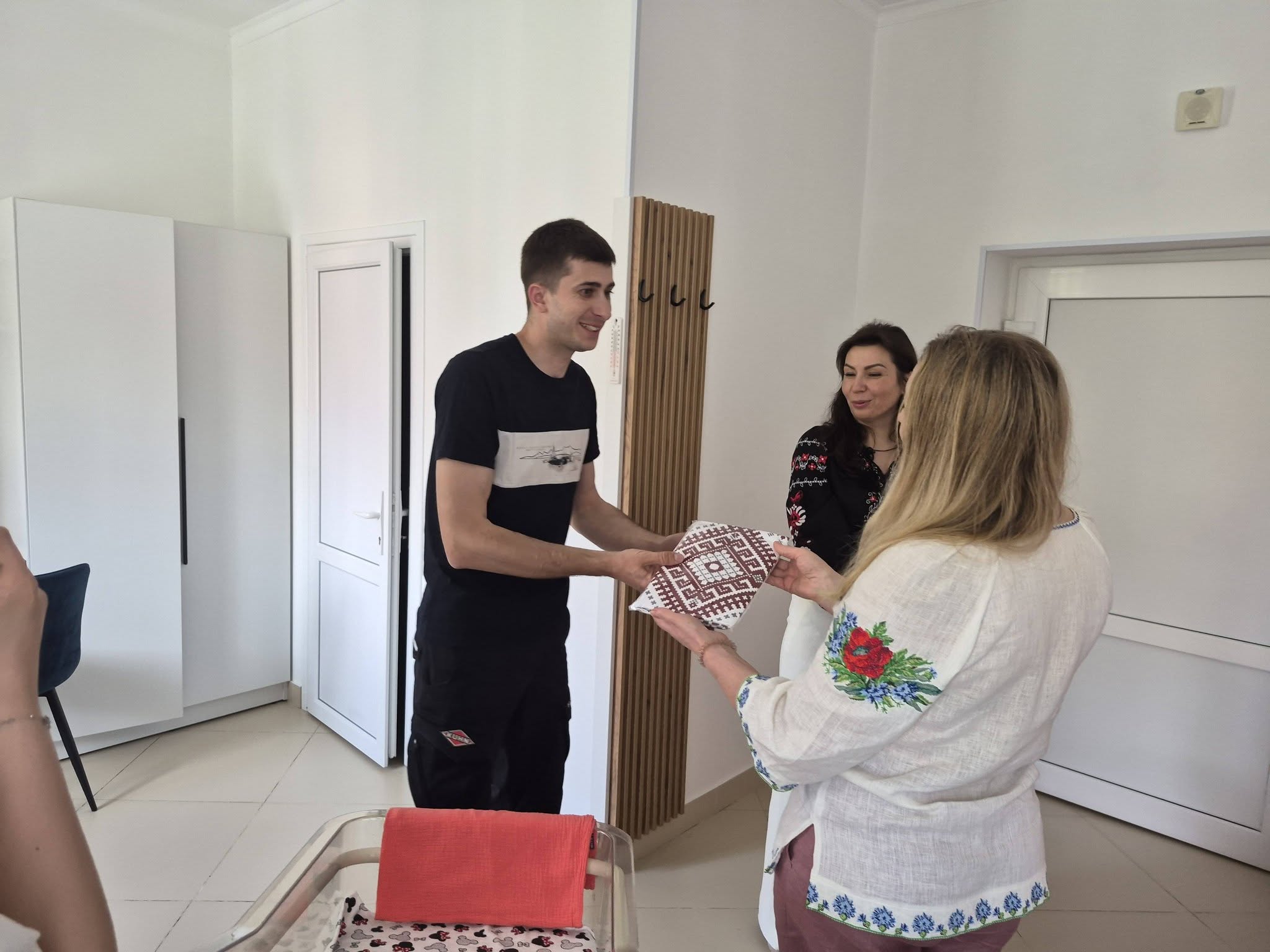 Перші вишиті сорочки для малюків: у київському пологовому будинку привітали …