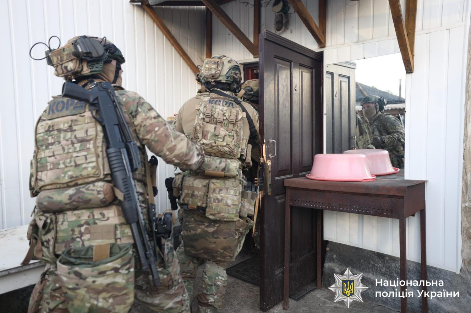 Побили, закували в кайданки та пограбували підприємця: на Прикарпатті затримали …