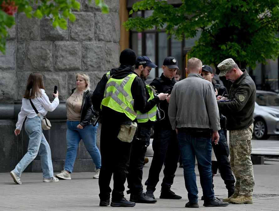 Побиття ветерана у Києві: військових ТЦК, які напали на Мороза, …