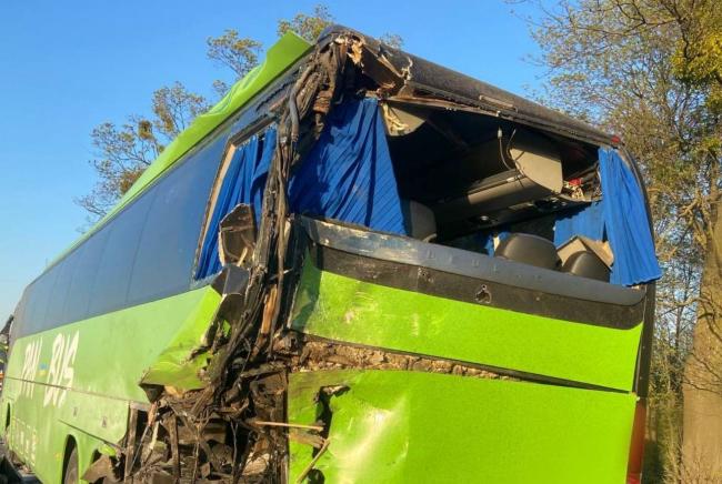 Поблизу Рівного вантажівка в'їхала в автобус