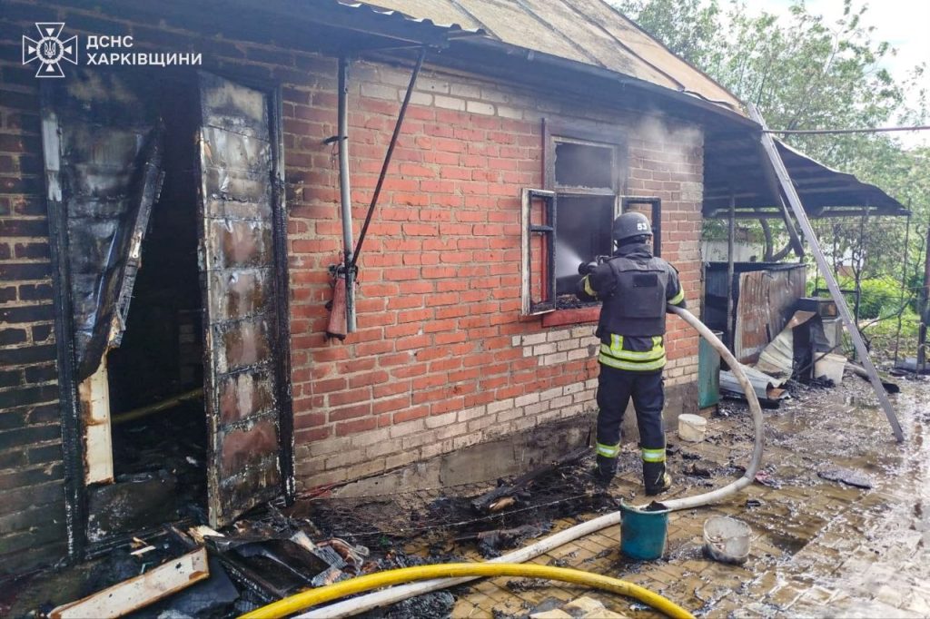 Поблизу Харкова горів будинок, постраждав чоловік — що відомо (фото)