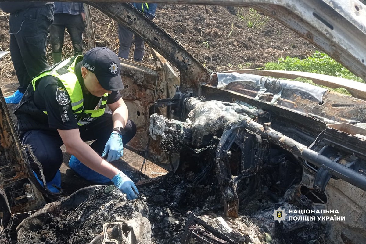 Поблизу Шкуринців на Вінниччині у спаленому автомобілі знайшли тіло людини
