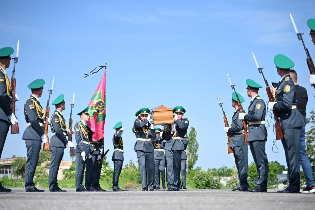 Повернення через десятиліття: в Україну привезли прах провідника ОУН Андрія …