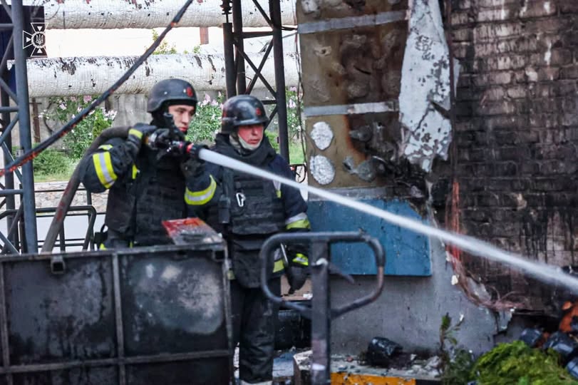 Росіяни вдарили дроном по харківських рятувальниках під час гасіння пожежі