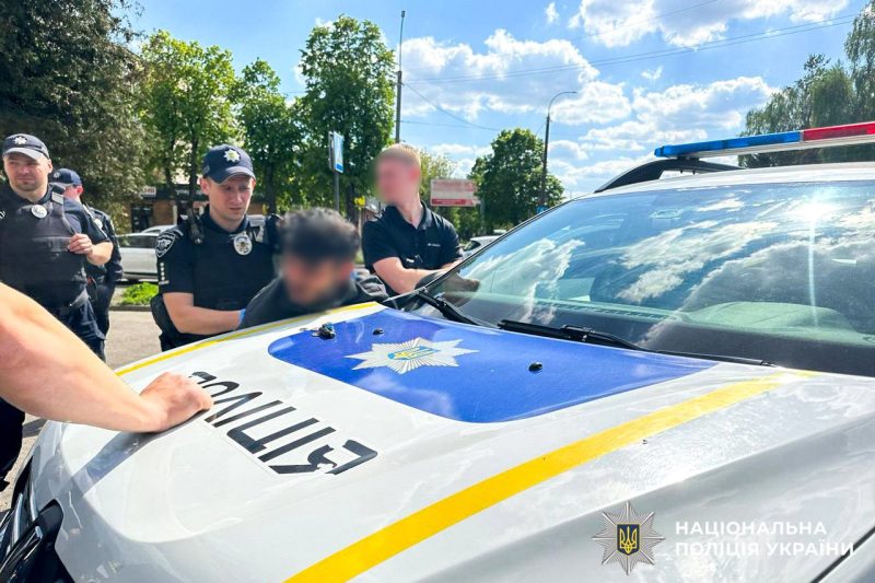 Пограбування у Рівному: зловмисник напав на чоловіка посеред вулиці