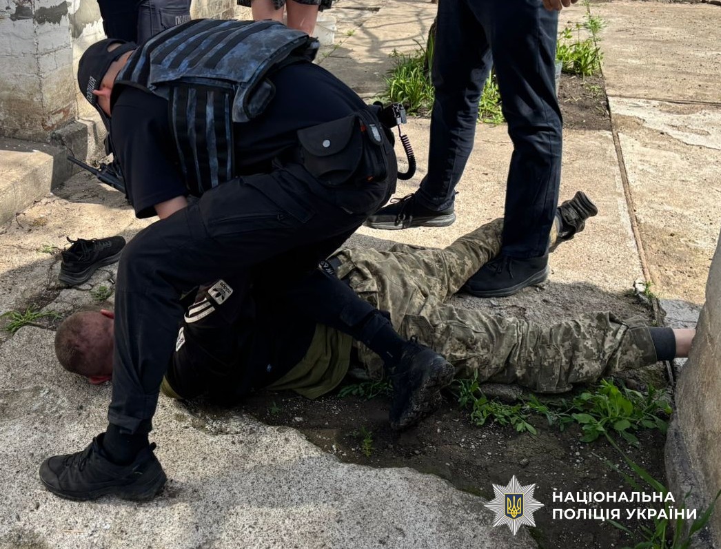 Погрожував продавчині автоматом: на Кіровоградщині затримали розбійника