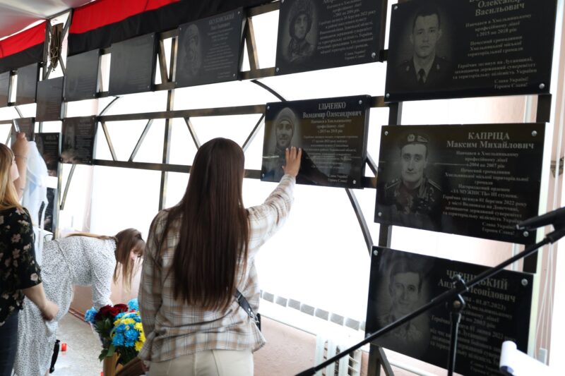 Подвиг полеглих випускників вшанували у Хмельницькому професійному ліцеї