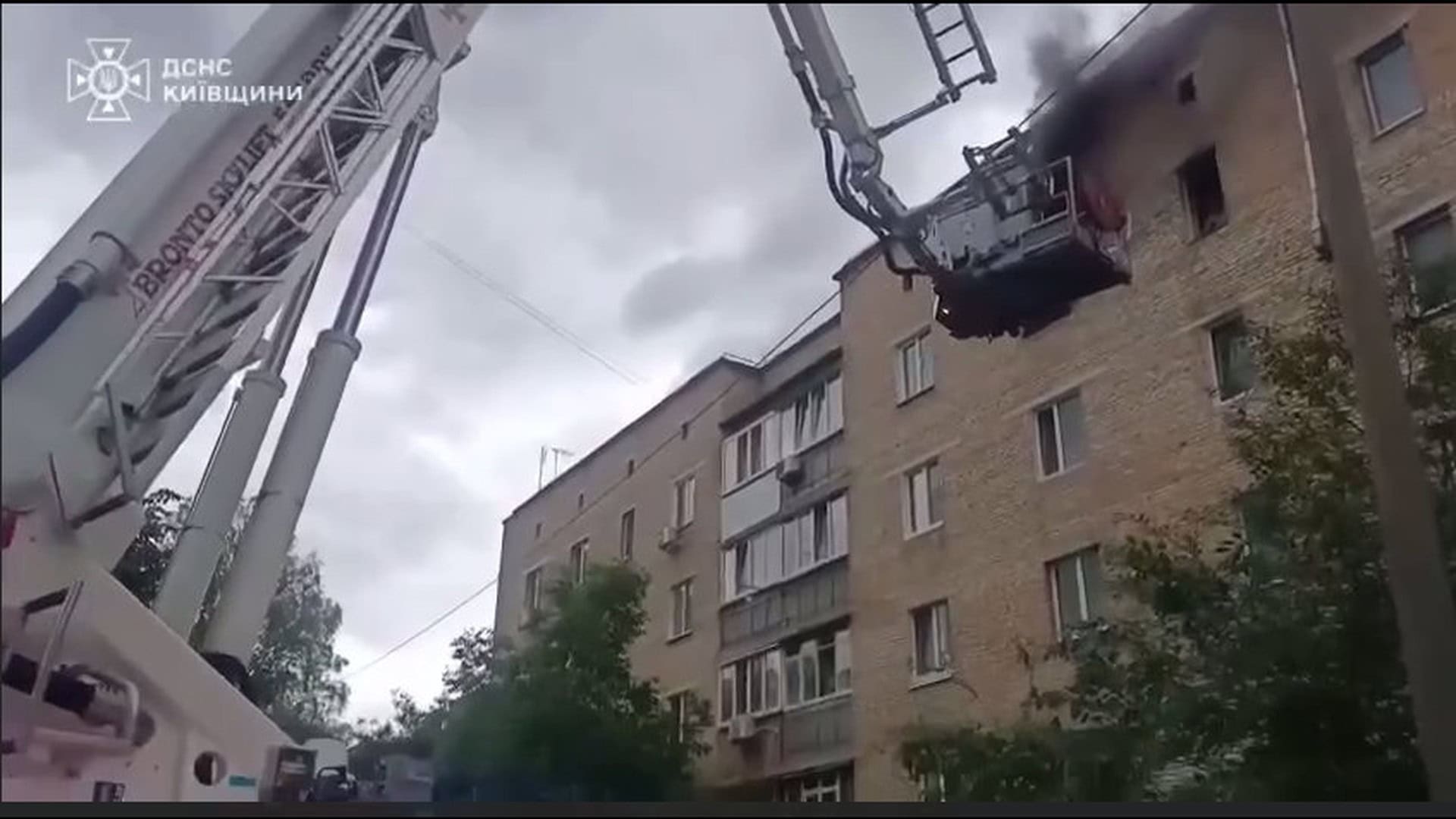 Пожежа в Ірпені: рятувальники евакуювали чоловіка з п’ятого поверху