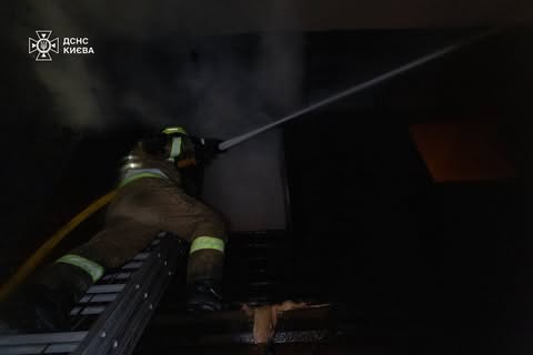Пожежа в Оболонському районі Києва: вогнем охоплено три приватні будинки