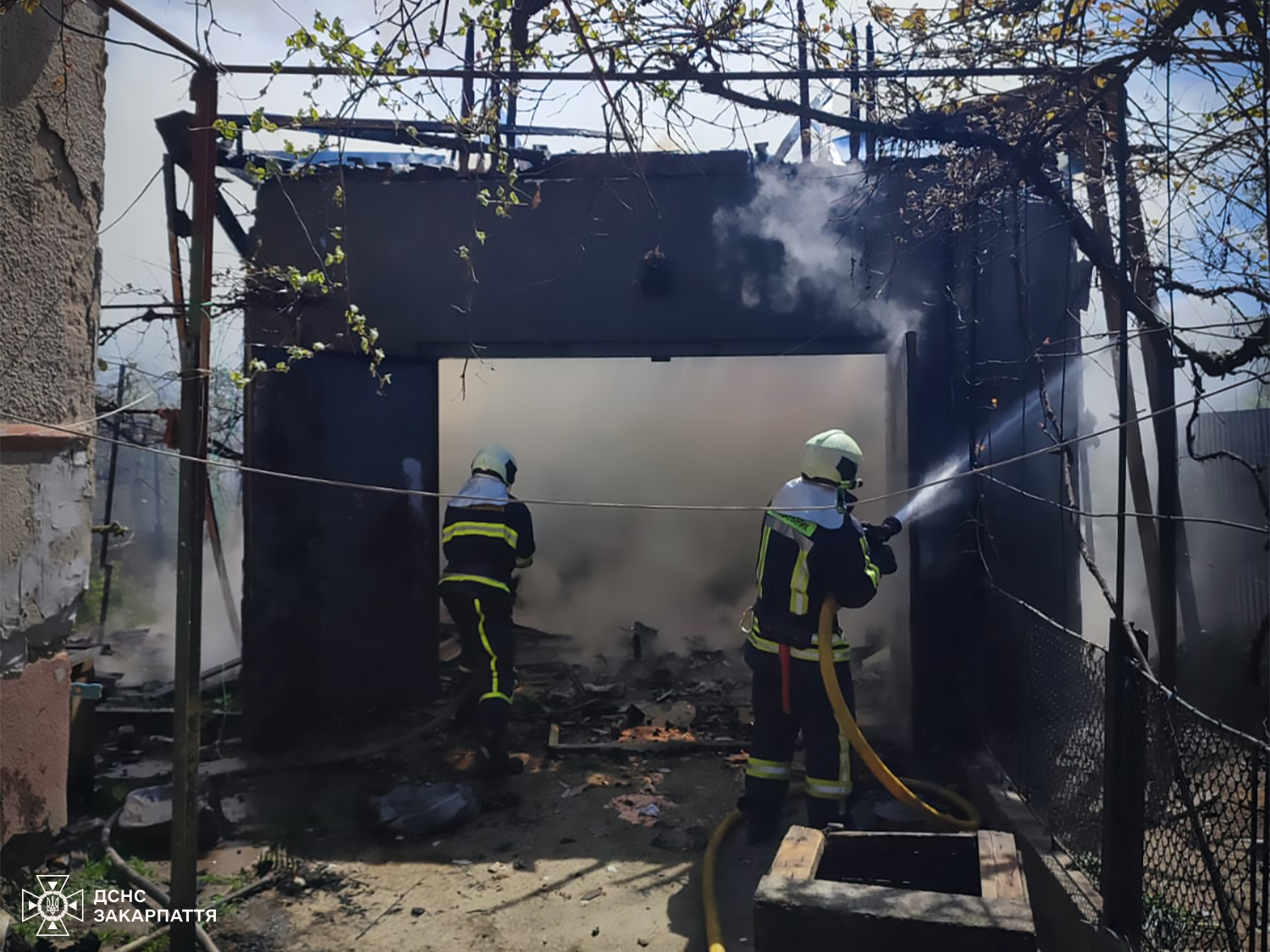 Пожежа в Чопі: рятувальники вберегли житловий будинок від вогню