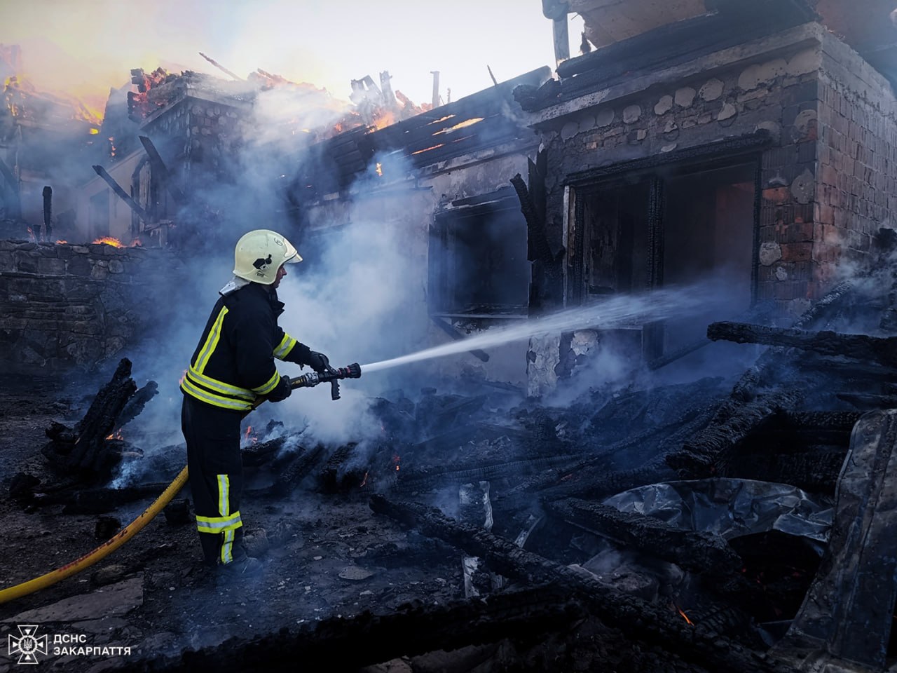 На Закарпатті спалахнула масштабна пожежа на території популярного курорту: фото …