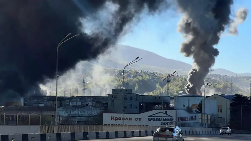 Пожежа на НПЗ у Туапсе перекинулася на житловий будинок: евакуйовано …