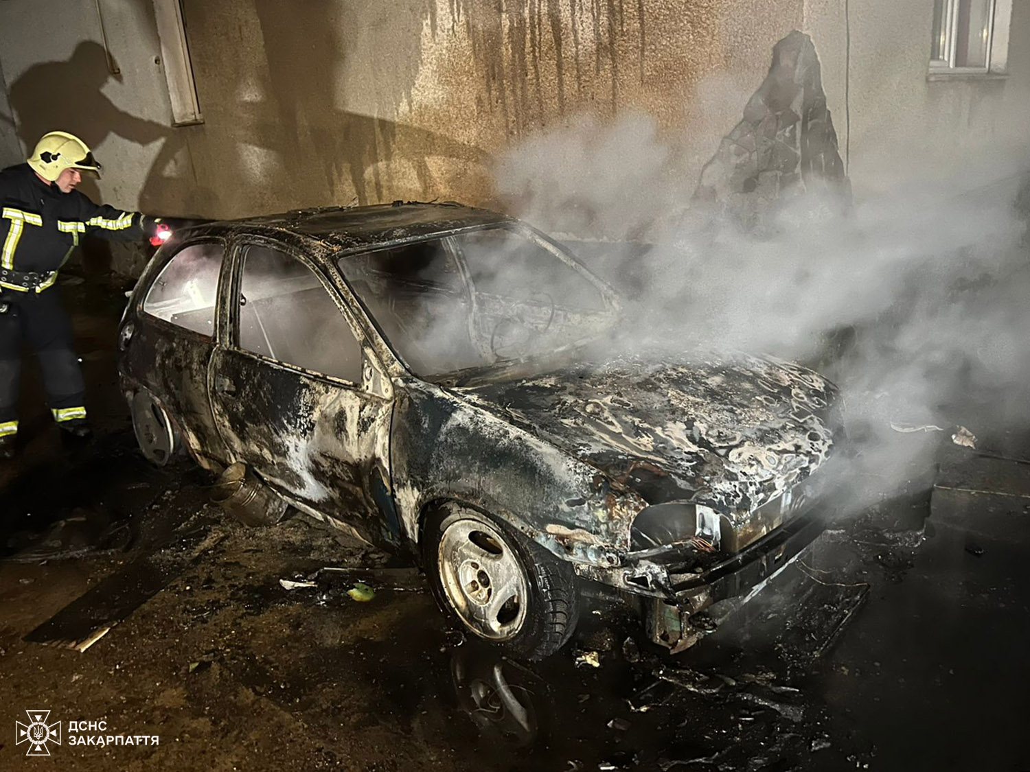 Пожежа на Хустщині: рятувальники не дали вогню перекинутися на будинок