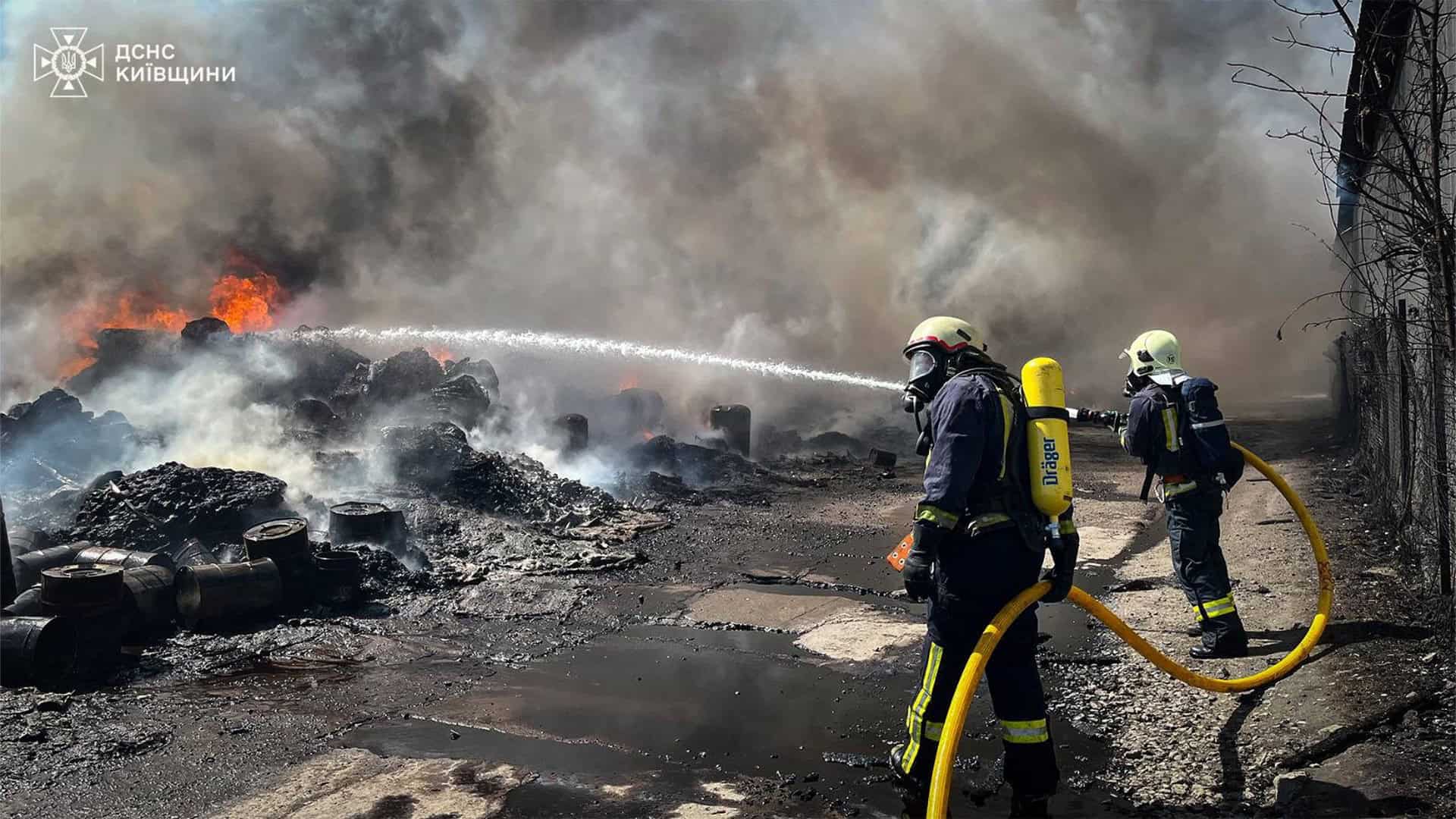 Пожежа на підприємстві в Шкарівці: 64 рятувальники гасили 1600 м²