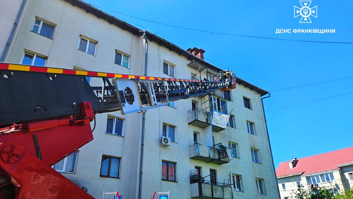Пожежа спалахнула у багатоповерхівці в Надвірній