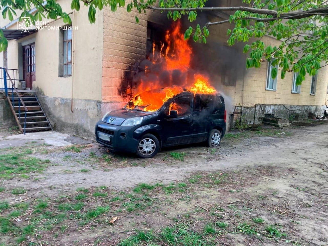 Пожежа у Бердичеві: палаючий легковик ледь не знищив житловий будинок