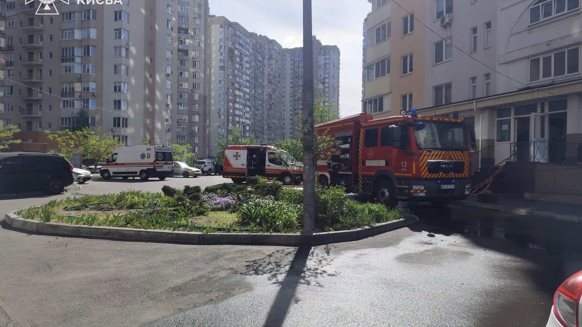 Пожежа у Деснянському: з 19-го поверху вивели двох людей