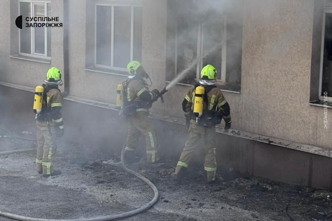 У Запоріжжі пожежа у будівлі: травмований чоловік госпіталізований