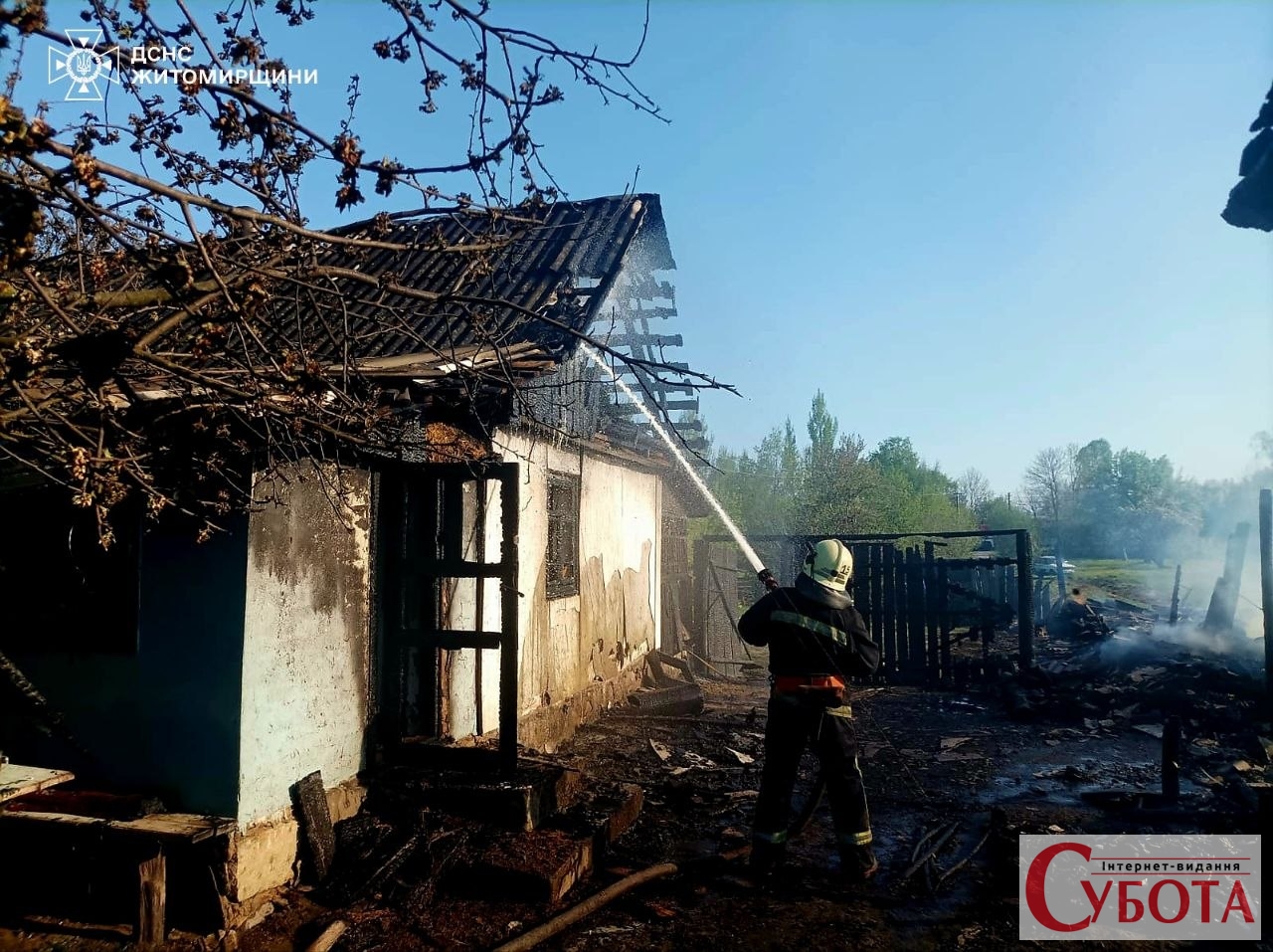 Пожежа у Звягельському районі: в селі Кашперівка госпіталізували 21-річного юнака …