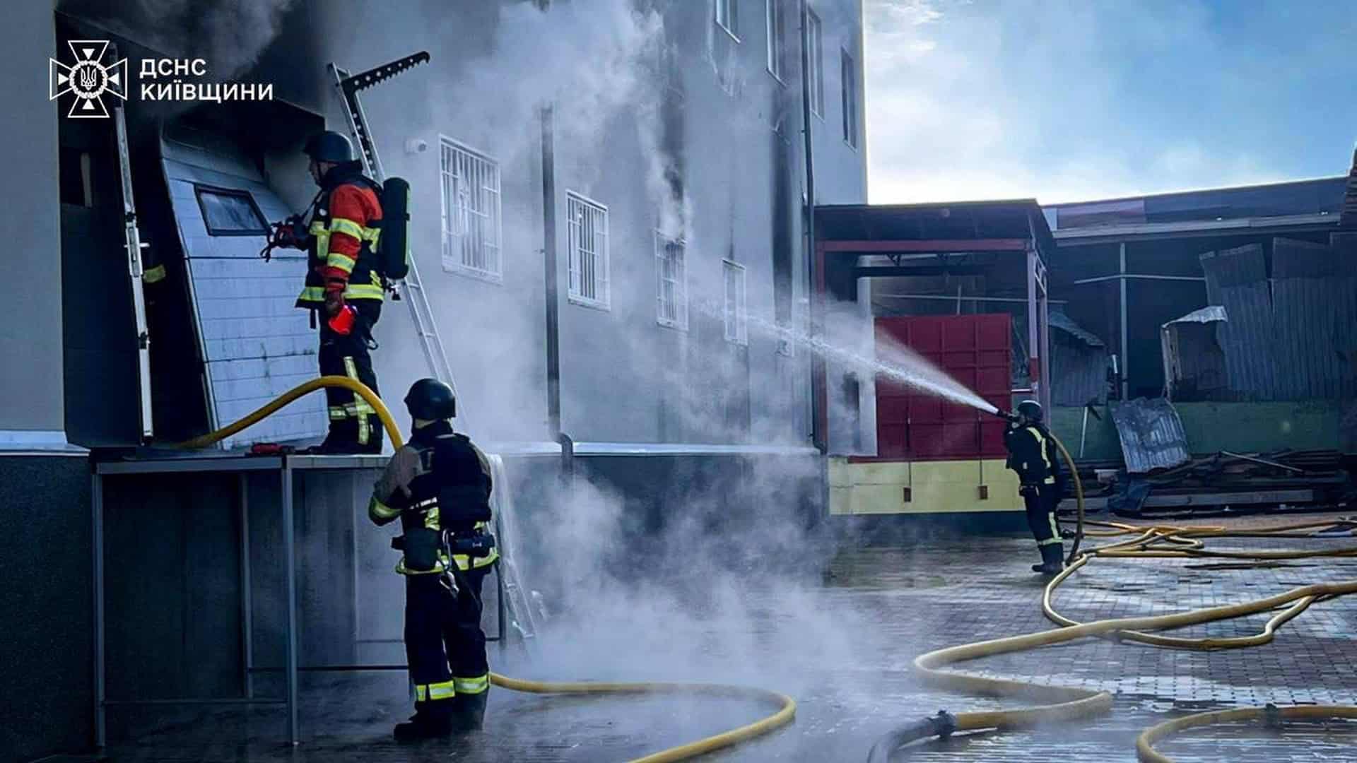 Пожежа у Коцюбинському: дрон влучив в офісну будівлю