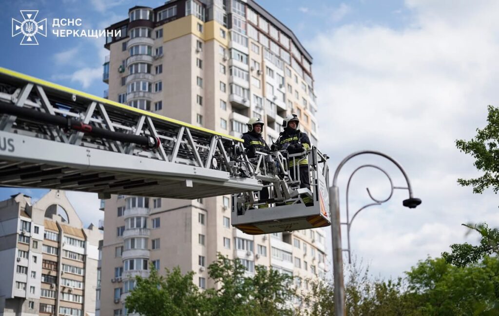 Пожежа у багатоповерхівці Черкас: рятувальники евакуювали дитину та ще сімох …