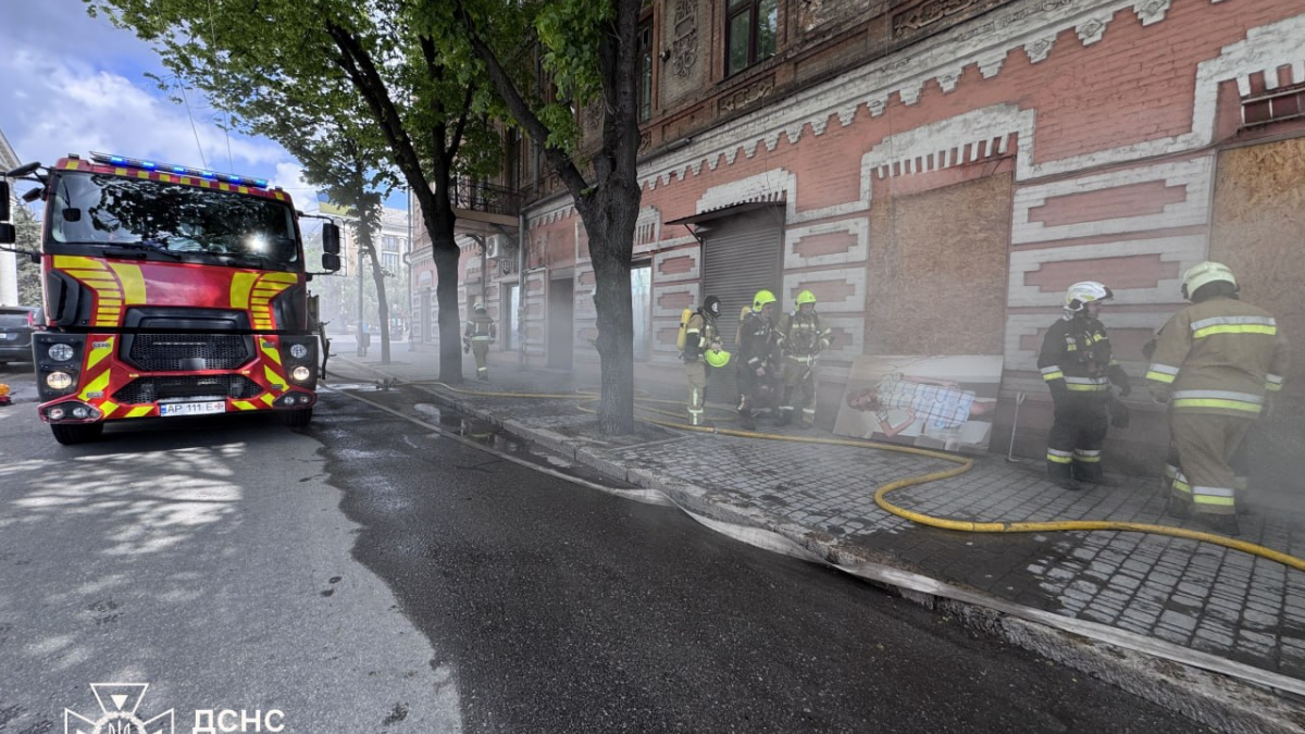 Пожежа у пам'ятці архітектури: у центрі Запоріжжя горів магазин (фото, …