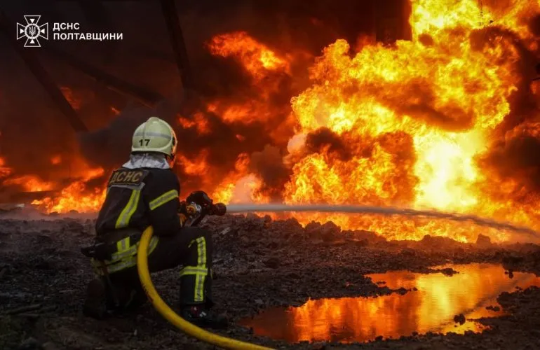 Майже 200 рятувальників ліквідували пожежі після нічної атаки на Кременчуцький …