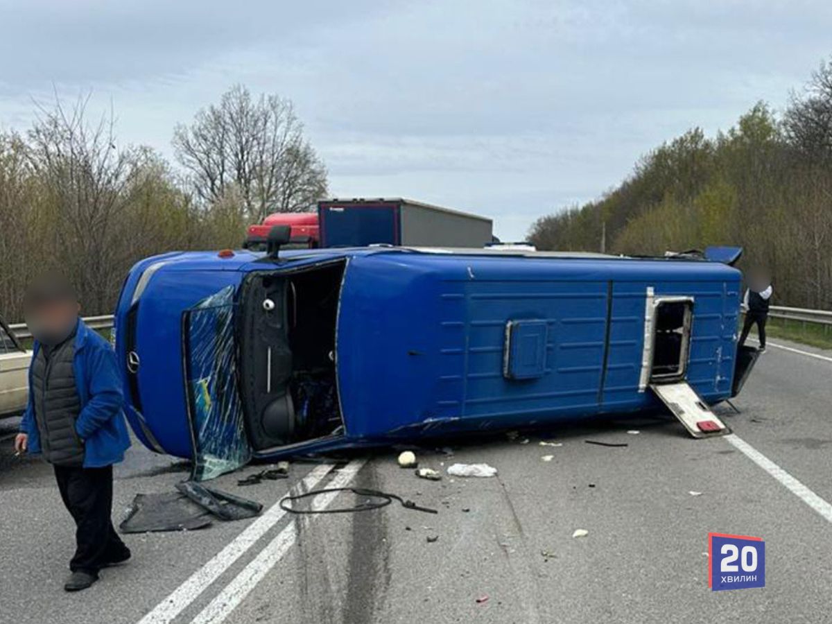 Позашляховик врізався в рейсовий автобус біля Вороновиці. Є постраждалі