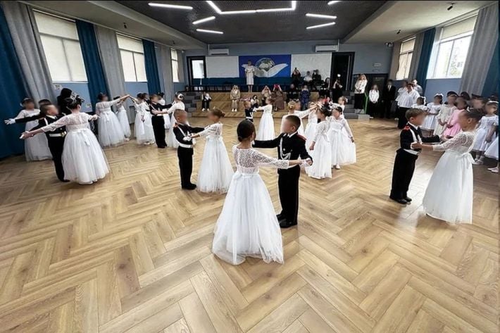 Поки звичайним дітям скасовують випускні, для «елітних» школярів у Мелітополі …