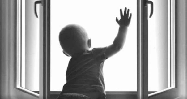 Поки мати мила посуд: у Хмельницькому маленький хлопчик випав із …