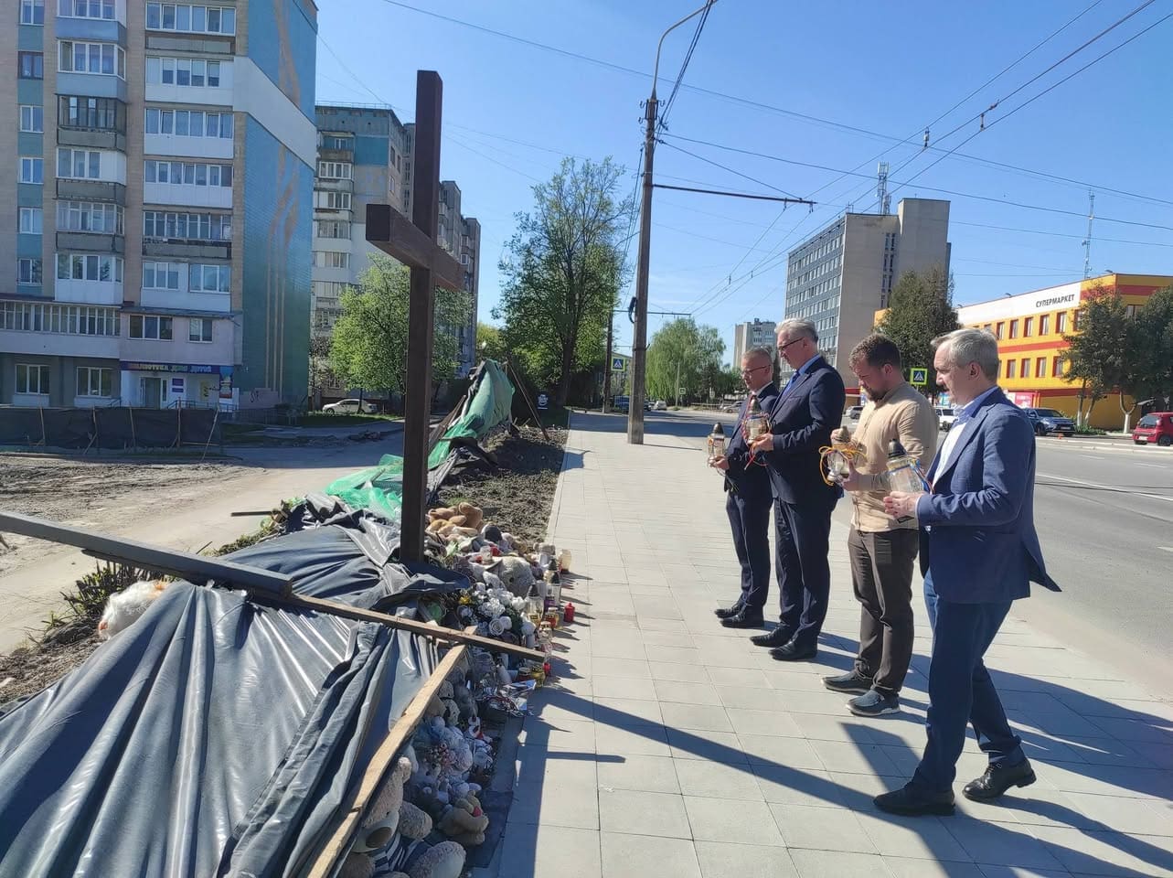 Польська делегація вшанувала пам’ять загиблих тернополян після ракетного удару