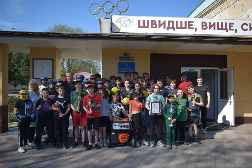 Польські доброчинці передали генератор для спортшколи у Хмільнику