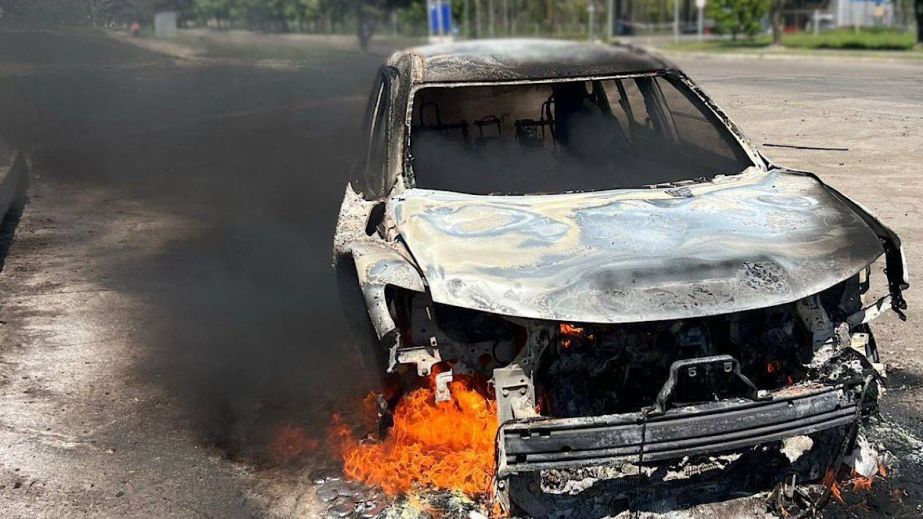 Полювання на цивільних: у Марганці ворожий дрон атакував автівку з …