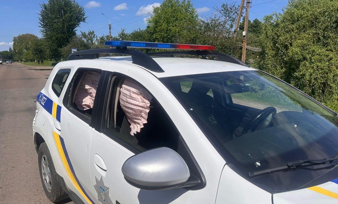 Поліцейське авто та магазин: росіяни обстріляли місто на Чернігівщині