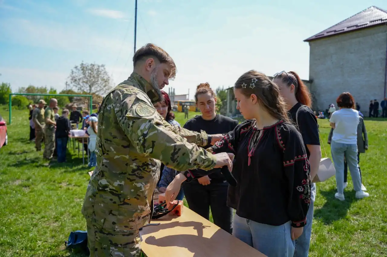Поліцейські, ДСНС та військові провели безпековий захід для дітей на …