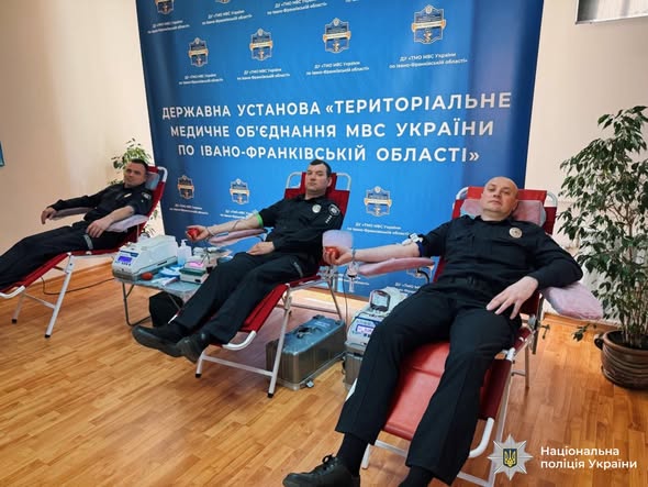 Поліцейські Прикарпаття долучилися до донорства крові заради порятунку життів