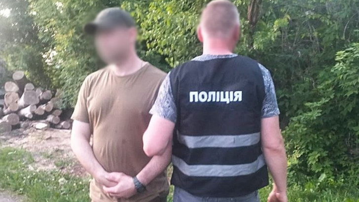 Поліцейські затримали чернігівця, який незаконно зберігав арсенал зброї та боєприпасів …