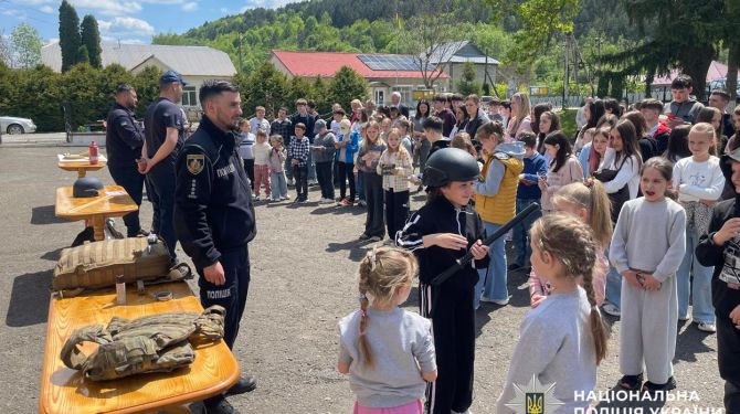 Поліцейські із Заставни провели уроки безпеки дорожнього руху для школярів