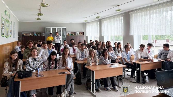 Поліція Буковини провела у школах профілактичні бесіди про онлайн-безпеку