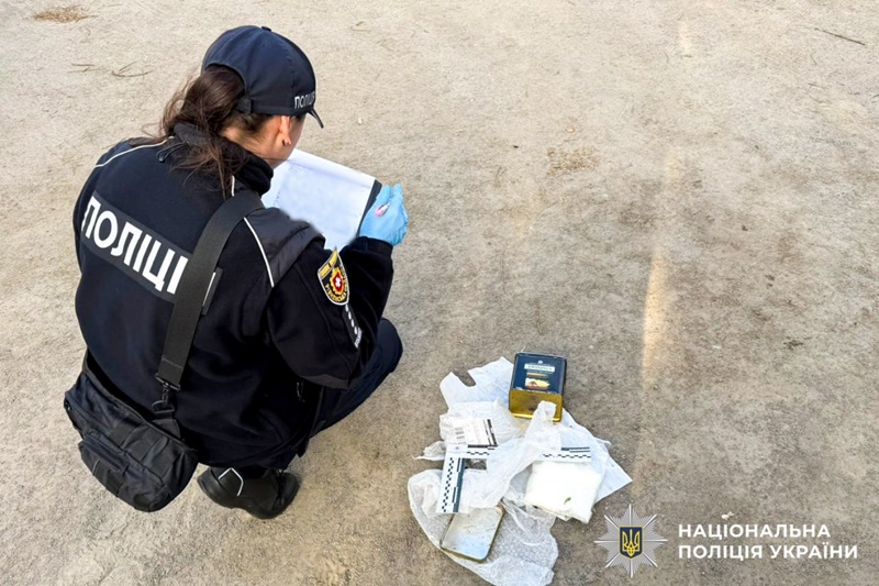 Поліція Костополя перехопила величезну партію наркотиків біля поштомата