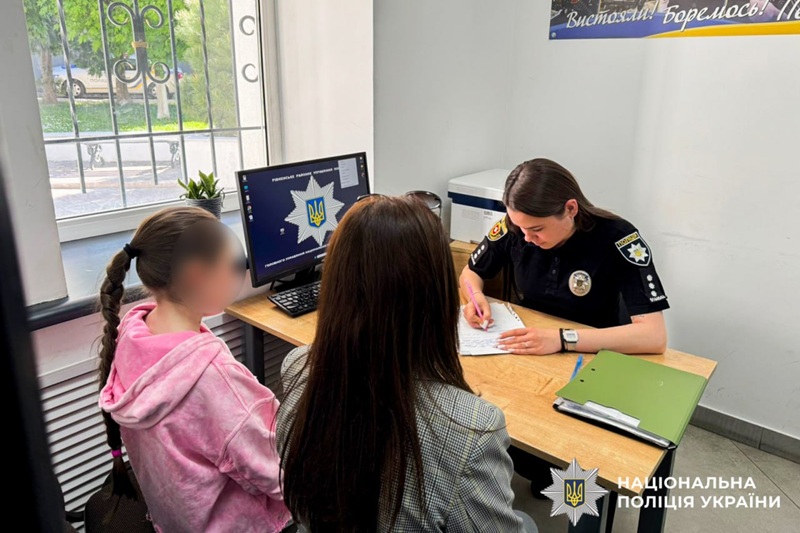 Поліція Рівного покарала матір дівчинки, яка танцювала біля меморіалу Героям …