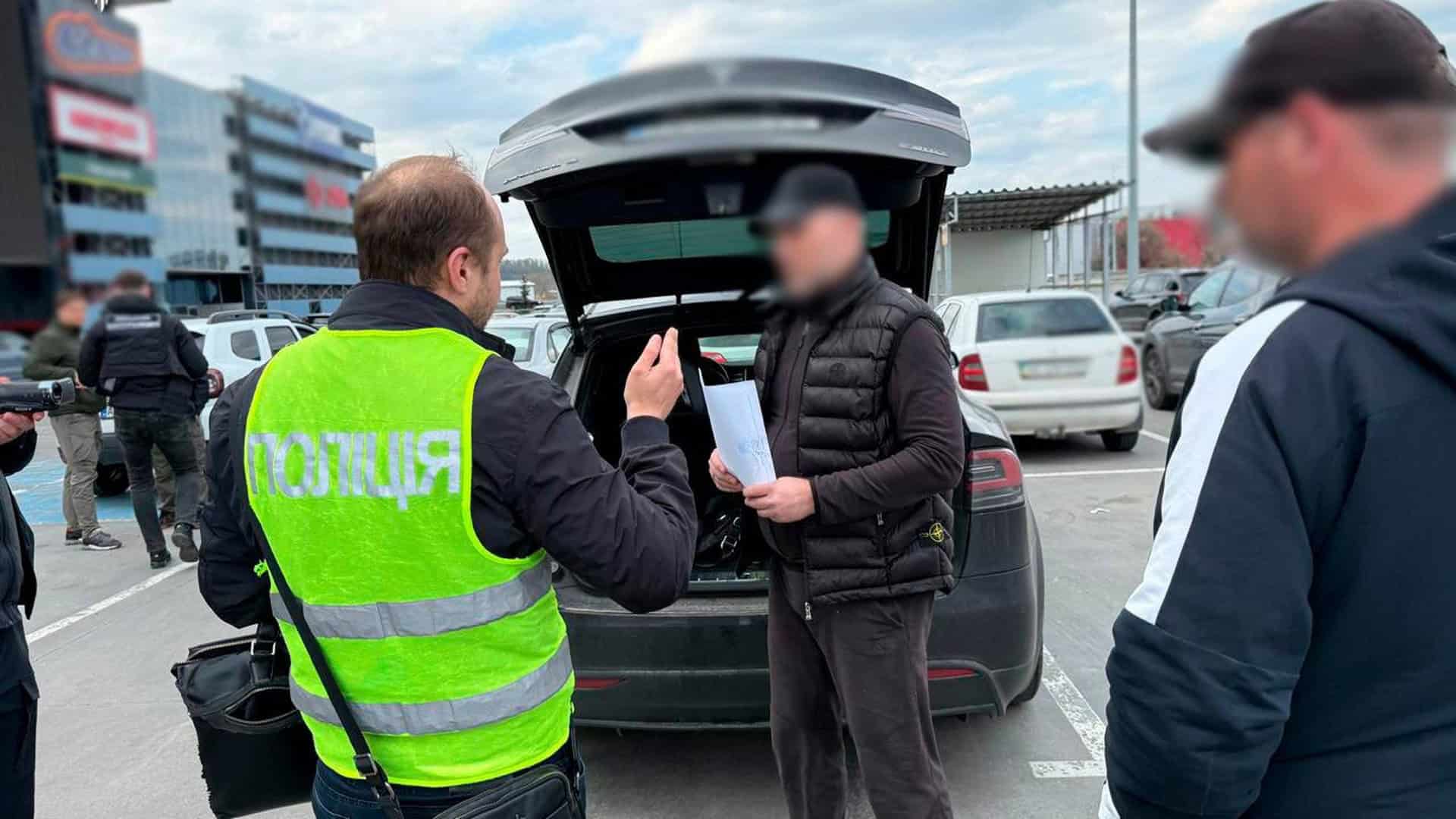Поліція викрила двох бізнесменів: брали $5 500 за зняття з …