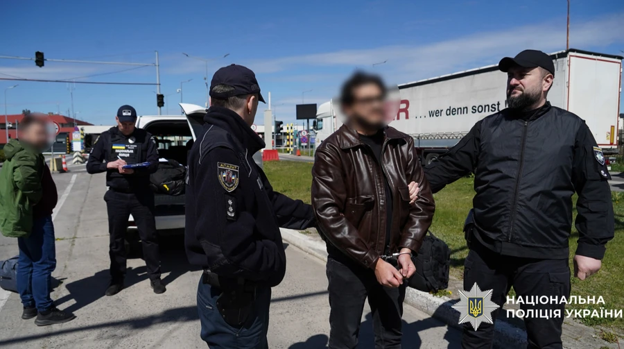 Поліція викрила шахраїв, які збирали гроші на авто для ЗСУ …