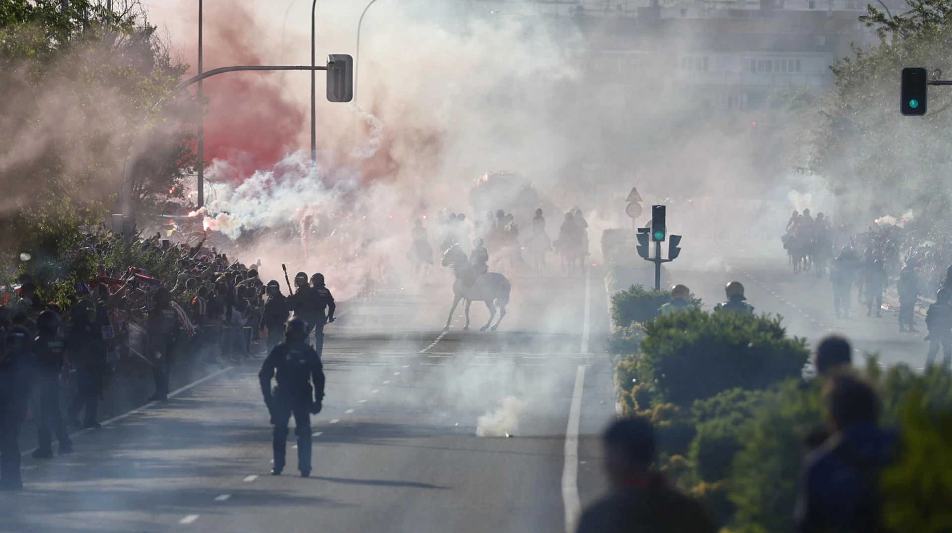 Поліція застосувала перцевий газ проти місцевих фанатів перед матчем між …