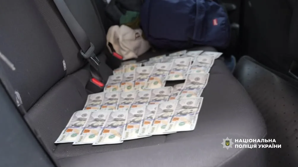 Поліція затримала військового за хабар у 5000 доларів