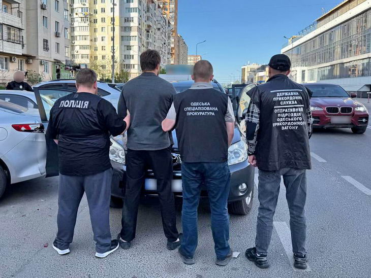 Поліція затримала двох одеситів, які переправляли ухилянтів через кордон за …