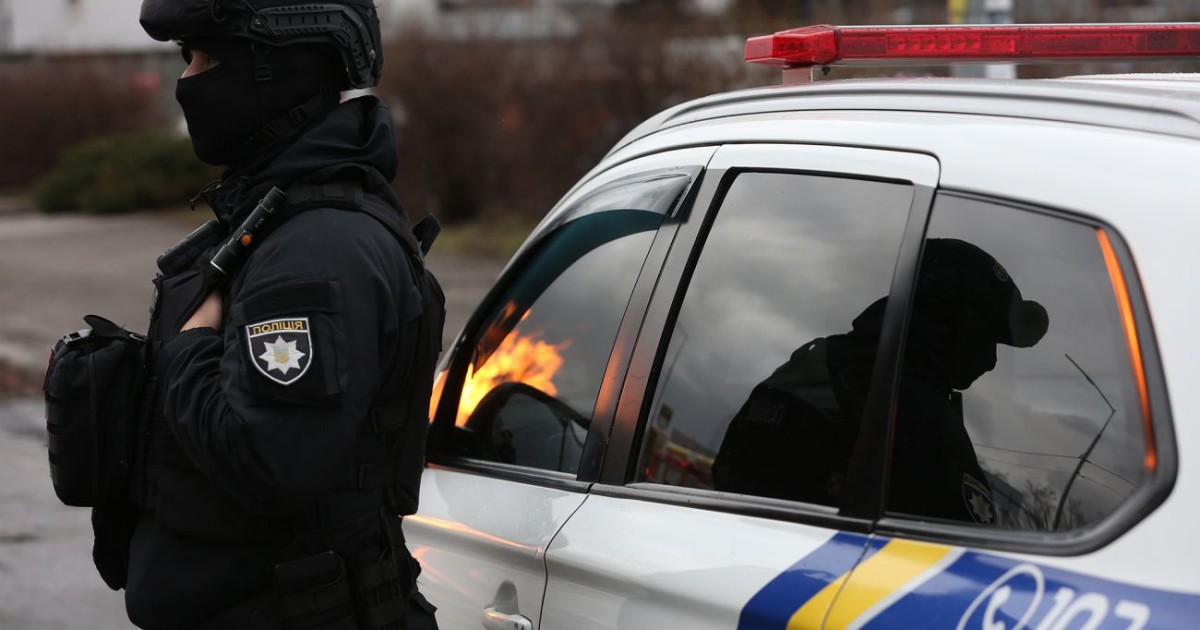 Нацполіція оприлюднила відео нападу на правоохоронців на Хмельниччині: підозрюваного розшукують