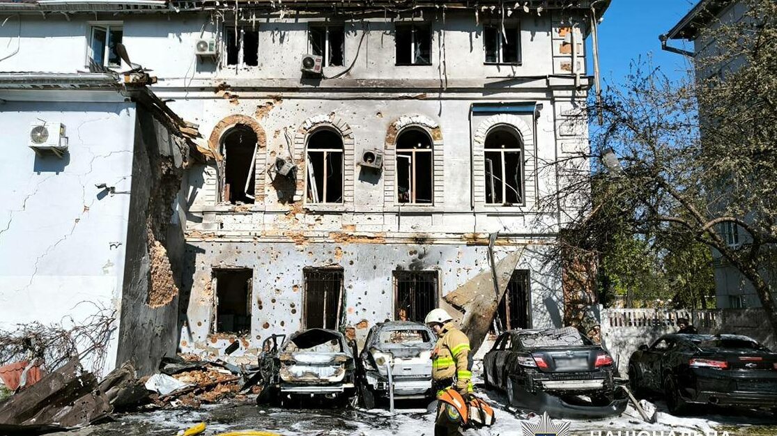 Поліція показала перші кадри з місця влучання в центрі Чернігова …