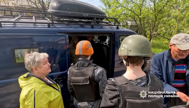 Поліція показала, як жителів Дружківки евакуювали під атакою FPV-дронів